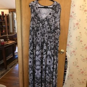 NWOT size 4x black and white print maxi dress